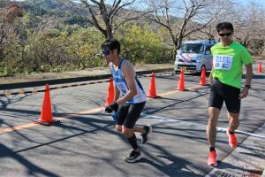 タスキをつなぐ選手の写真2枚目