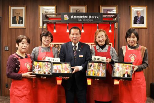 おせち完成披露会の集合写真