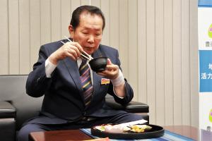 佐々木市長が試食している写真