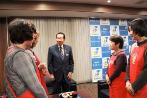 佐々木市長があいさつしている写真