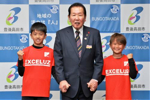 出場選手と佐々木市長の記念撮影