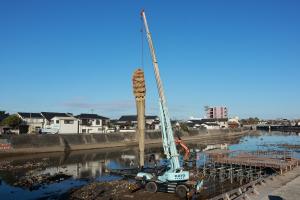 クレーンで釣られたおおたいまつの写真