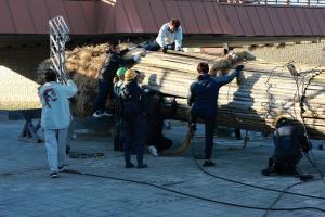 おおたいまつにワイヤーを巻き付けている写真