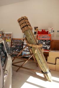 展示されているミニチュアたいまつの写真