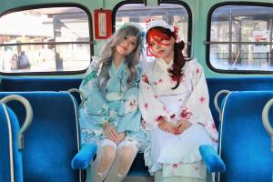 ボンネットバスでポージングするコスプレイヤーのお二人
