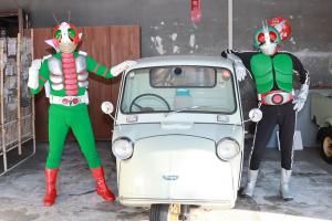 ミゼットともにポージングするコスプレイヤーのお二人