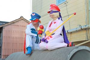 土管の上でポージングするコスプレイヤーのお二人