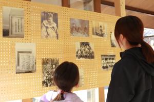 写真を見る来場者