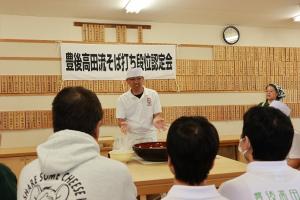 説明をしている師範代の写真