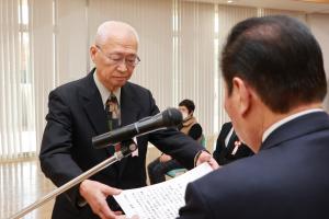 知事感謝状を受け取る東本さん