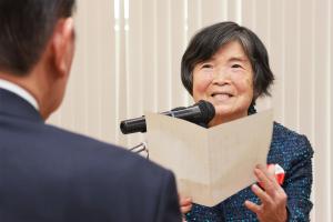 謝辞を述べる鴛海さん