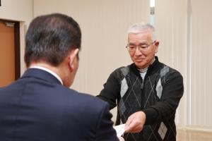 委嘱状を受け取る様子