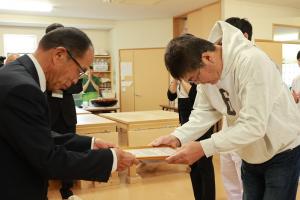 認定証を渡している末宗代表と受け取っている受験者の写真