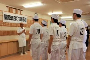 閉会式の師範代が講評しているときの写真