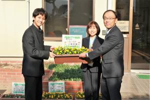 プランターを手渡す様子