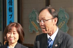 お礼を述べる後藤課長