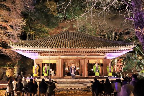 富貴寺大堂ライトアップの様子を正面から撮影した写真