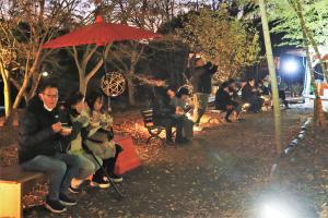 大根おでんを食べる参拝者の写真