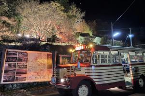 富貴寺前に停車するボンネットバスの写真