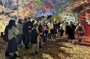 富貴寺の河野副住職から説明を聞く参加者の写真