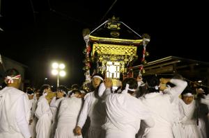 陸組の男衆がお神輿を担いで下宮を出発する写真