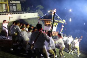 川組が川に入る写真