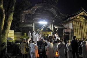 陸組が若宮八幡神社へお神輿を担ぐ写真