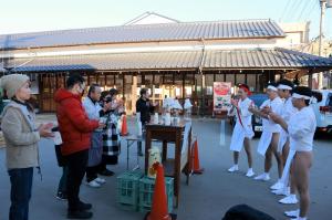 商売繁盛等を祈願して三本締めをする男衆の写真