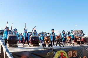 夢いろ幼稚園の園児が太鼓演奏をしている写真