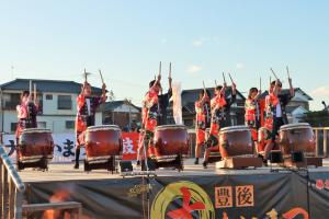 河内中学校の生徒による太鼓演奏の写真