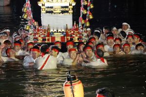 川組による川渡しの写真