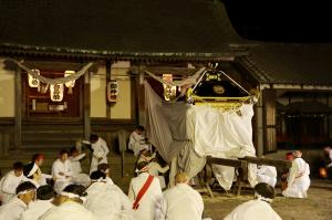 宮町に到着した神輿の写真