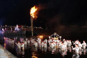 ステージ横で三本締めを行う川組の写真