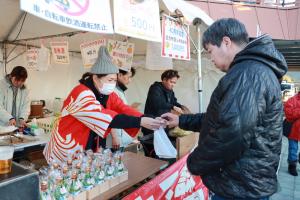 紅白饅頭を配布している写真