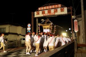 玉津地区を練り歩く川組の写真