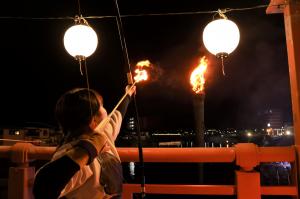 弓道連盟の方が矢を射る写真