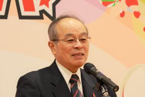 あいさつをする河野教育長