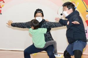 運動プログラムを楽しむ親子