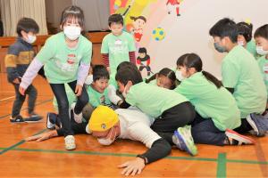 みんなで協力して大人をひっくり返す様子