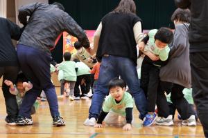 輪の中から逃げ出す子どもたち