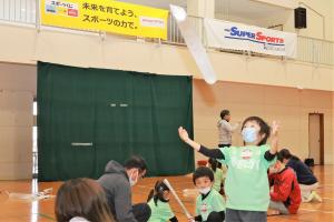 かさ袋と新聞紙の工作で遊ぶ様子