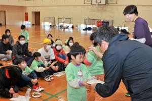 修了証書を手渡される子どもたち