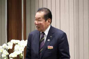 お祝いの言葉を送っている佐々木市長の写真