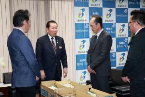 佐々木市長があいさつしている写真