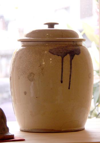 一店一宝の『梅干し壺』は、おばあさまの時代から使われてきたものだそうです。の画像