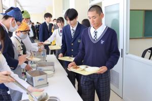 高田高校の給食無料提供開始の写真