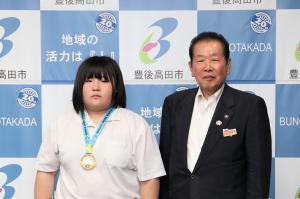 戴星学園クラブ所属の佐藤雅さんがID柔道国際大会で金メダル獲得を佐々木市長に報告した時の写真
