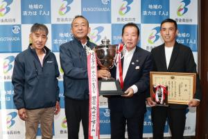 同時最優秀賞を受賞した株式会社大分フジファームと有限会社髙田牧場、佐々木市長の集合写真