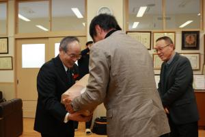 お米を手渡している清末社長と受け取っている河野教育長の写真