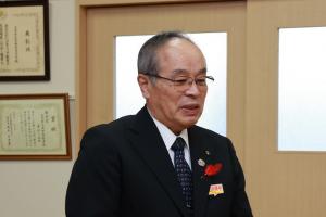 お礼の言葉を言っている河野教育長の写真